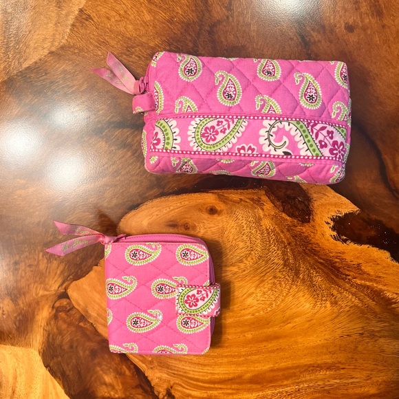 VERA BRADLEY BERMUDA PINK COSMETIC BAG
BRAND NEW/ NEVER USED
NO TAGS - Picture 8 of 9